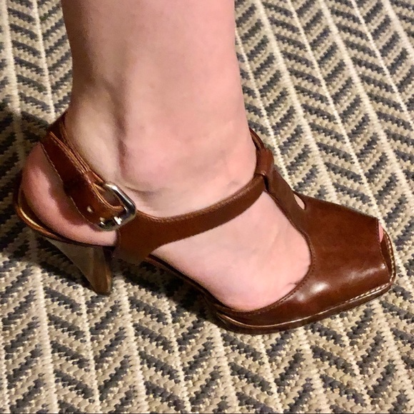 Authenticated Prada heels with dust bag - Picture 3 of 8